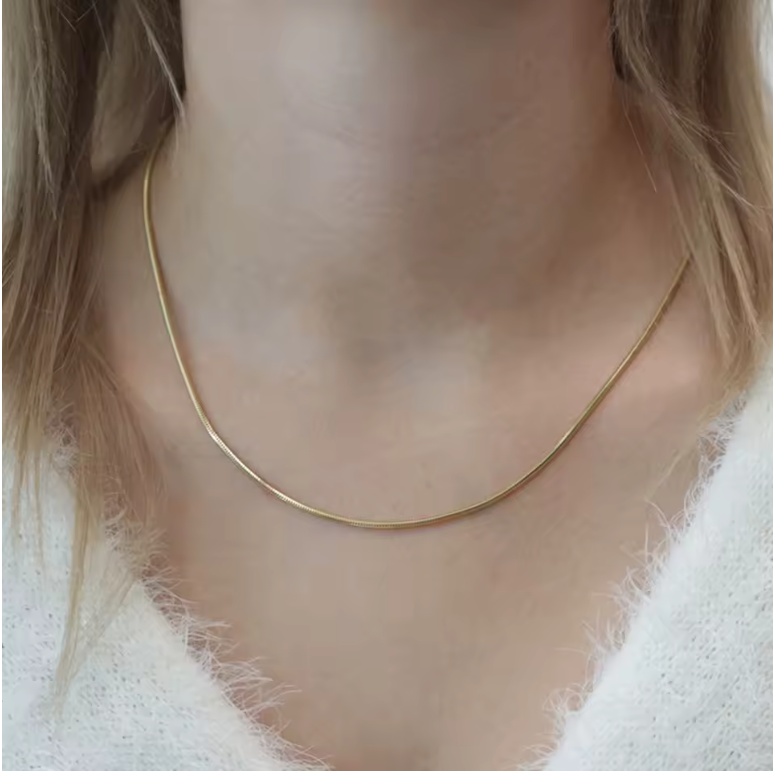 L'Eclat gold necklace close-up