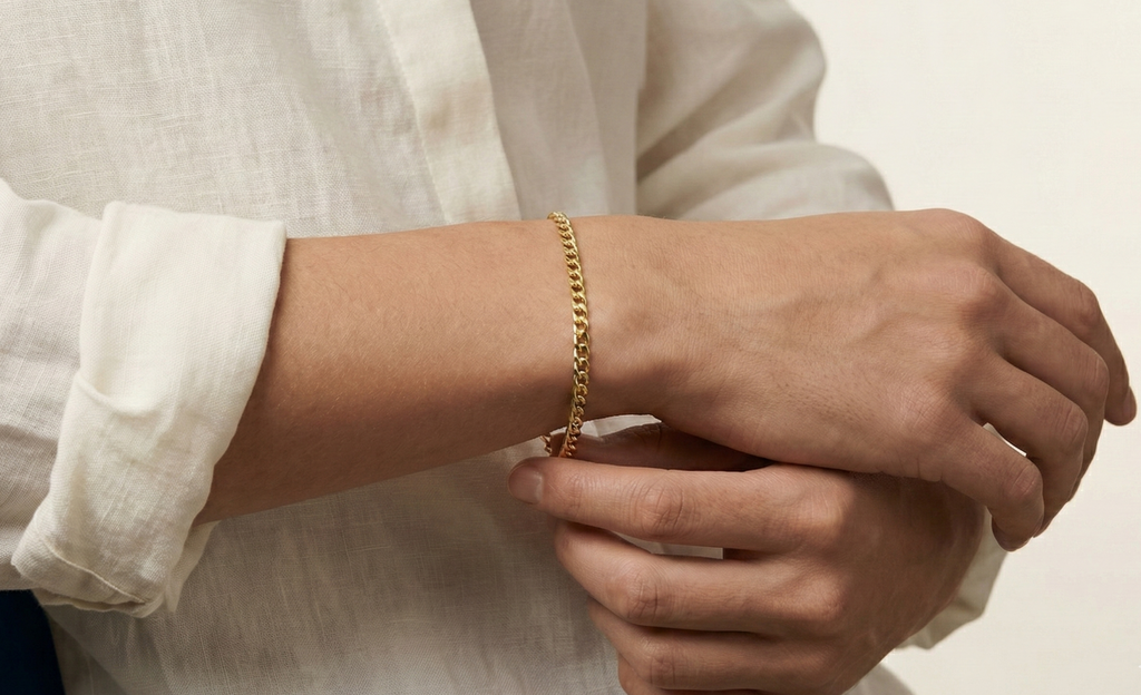Le Gourmet 14k gold curb bracelet on wrist close up