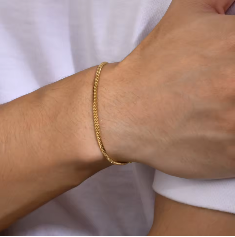 Le L'Eclat Gold bracelet on wrist