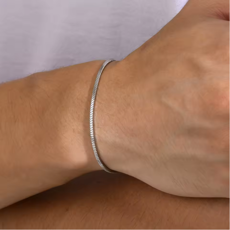 Le L'Eclat Silver bracelet on wrist