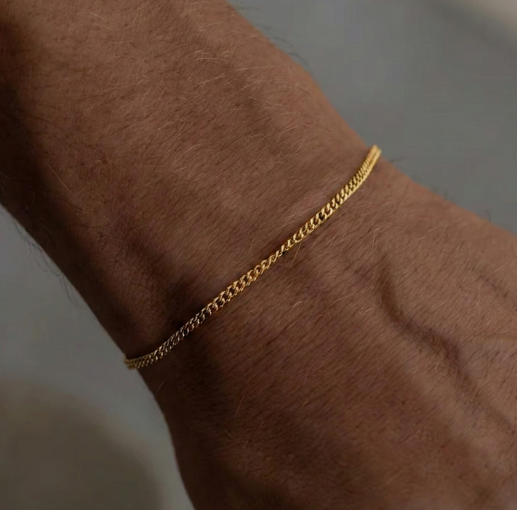 Le Lien Gold bracelet on wrist