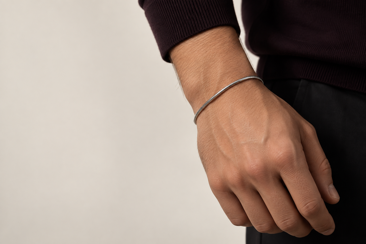 Man wearing the silver Fieré L’Éclat Bracelet in a studio close-up
